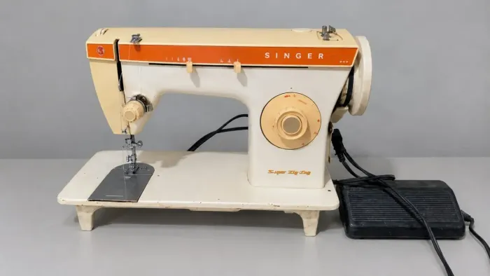 Vende se Maquina de Costura Singer. Obs tem que colocar a agulha, funciona perfeitamente!