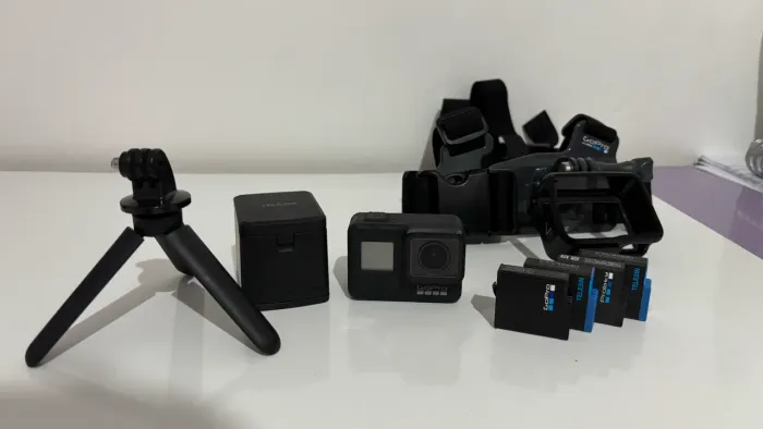 Camera de Ação Gopro Hero 7 Black , Kit com Tripé , 4 baterias, cartão 64gb