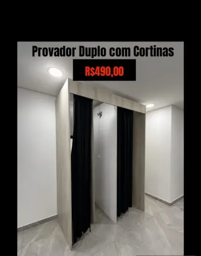 Provador duplo, de MDF, com cortina e lustres