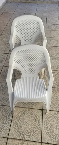 CADEIRAS COM BRAÇO EM POLIPROPILENO BRANCO