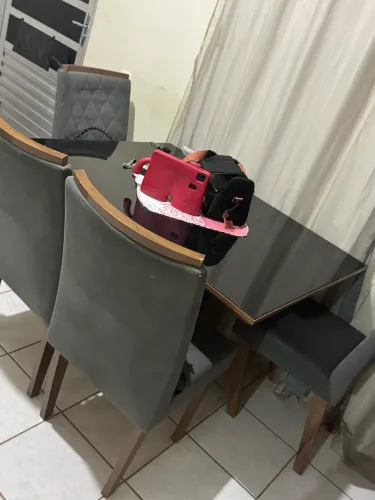 Mesa bem conservada