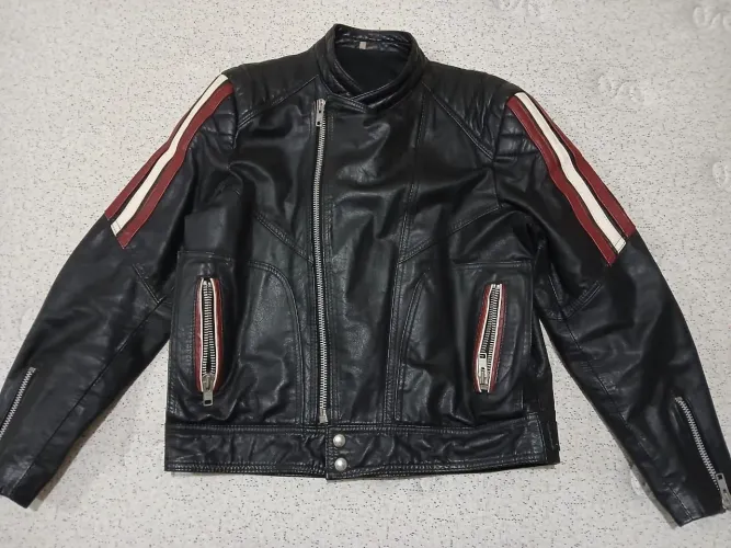 Vendo jaqueta de motoqueiro couro legítimo.