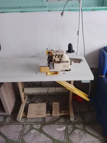 Máquina overloque industrial singer