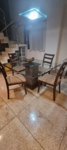 Mesa de jantar c/ tampo de vidro 20mm, base em granito cinza com 4 cadeiras.