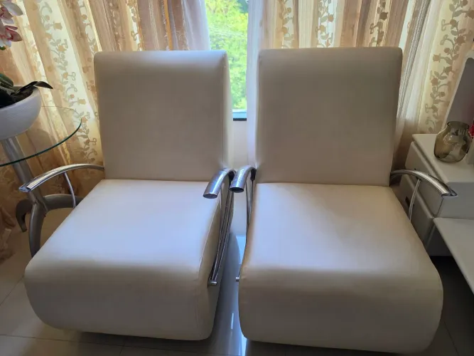 2 Cadeiras Estofadas Off-White - R$ 200,00