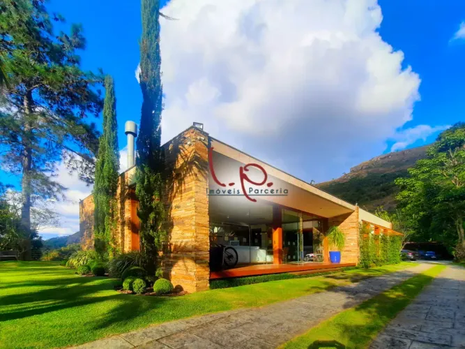 Propriedade com Duas Casas Lineares no Condomínio Quinta do Lago em Itaipava.