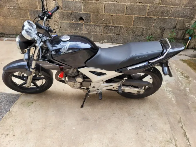 Moto está em perfeito estado de conservação só pegar pagar transferir e andar