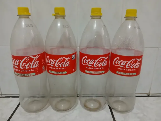 4 garrafas de Coca-Cola retornáveis de 2 litros