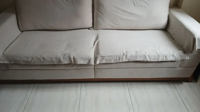 Sofá três lugares suede