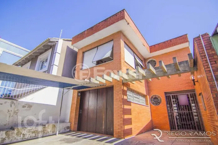 Casa à venda em Auxiliadora com 214 m², 4 quartos, 1 suíte, 4 vagas