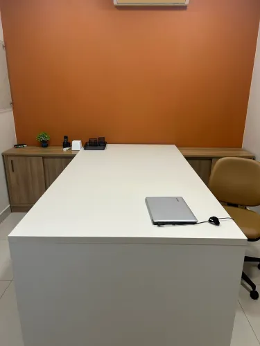 Balcão com Armário e mesa para reuniões e administração