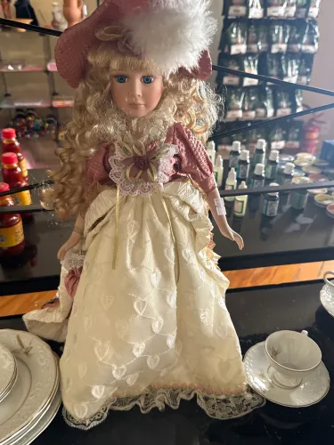 Boneca antiga de porcelana