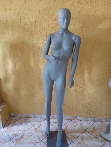 Manequim feminino com base 