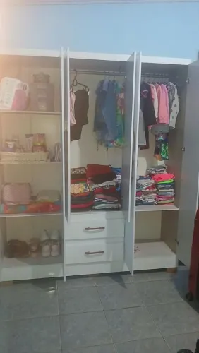 Guarda roupa pouco tempo de uso.