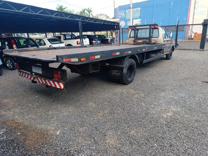 F400 com plataforma  guincho