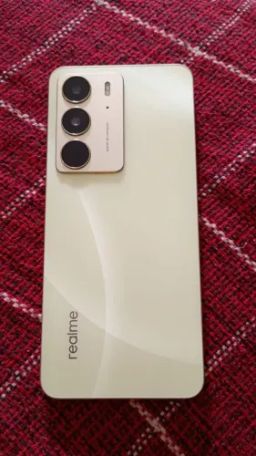 Realme C75 dourado