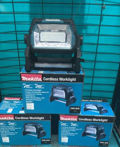 REFLETOR 18V HIBRIDO (ELETRICO / BATERIA) 10.000LM PROTECAO CONTRA AGUA E PO IP65 - MAKITA