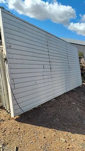 Portão basculante chapeado