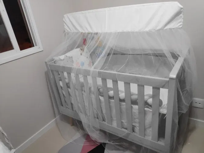 Quarto de bebê (berço, cômoda e guerra roupas)