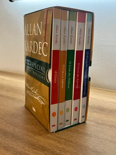 O Box de livros com as 5 Obras Básicas de Allan Kardec