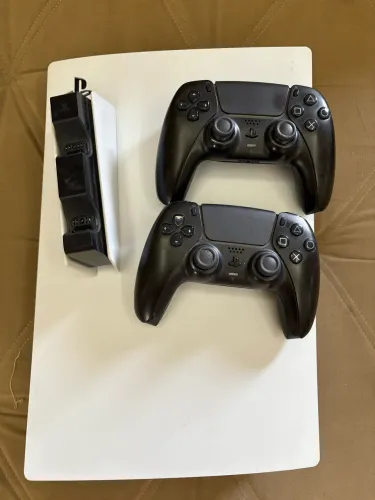 PLAYSTATION 5 (PS5) COM LEITOR + 2 CONTROLES + BASE ORIGINAL