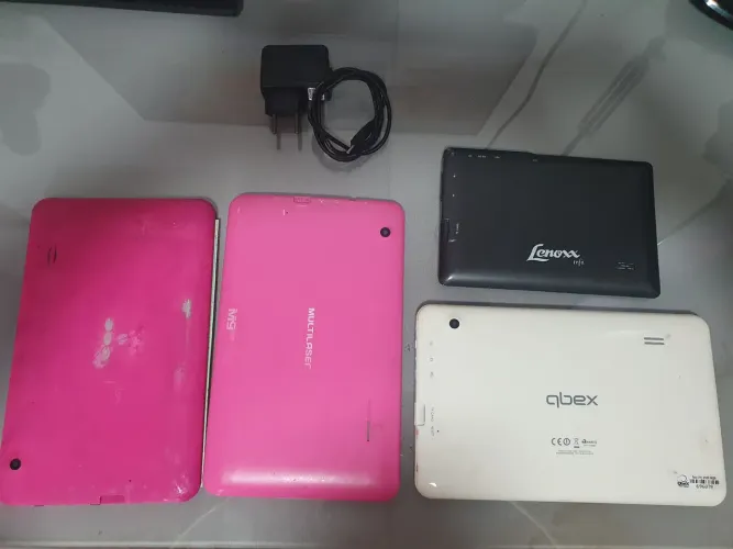4 Tablet no estado para reparo ou retirada de peças
