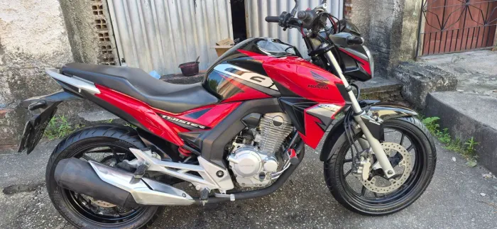 Twister 2019 extra. Com apenas 45.000 rodados. Único dono. Moto de garagem.