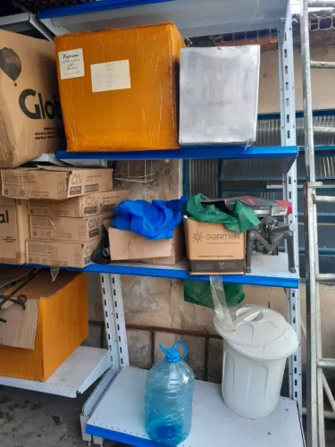 PRATELEIRA DE AÇO PARA COMÉRCIO - RESISTENTE E ESPAÇOSA