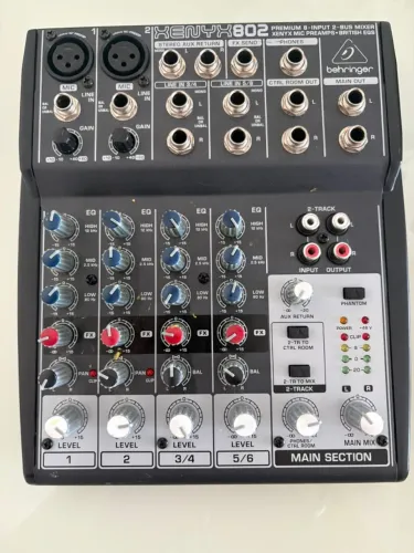 Mesa de som Behringer Xenyx 802