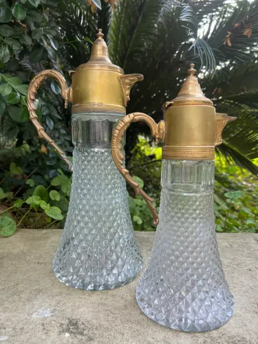 Par de garrafas vintage em vidro lapidado e detalhes em latão