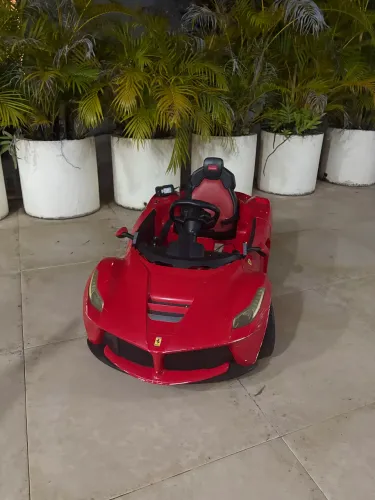 Ferrari elétrica infantil