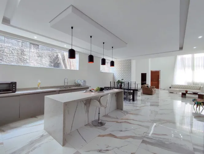 Casa 03 Quartos, 02 Suítes, 05 Vagas de Garagem e Piscina no Condomínio Fechado Estância S