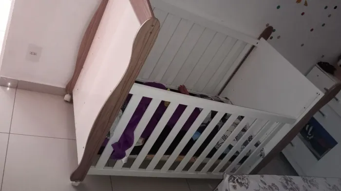 Vendo berço americano que vira cama com colchão 