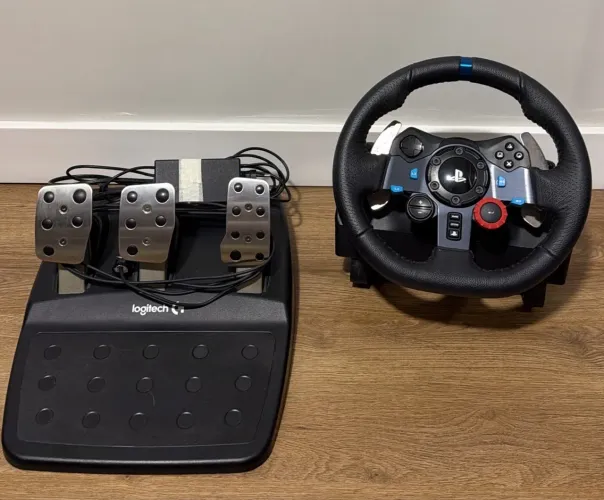 Volante Logitech com Pedais para Simulador de Corrida