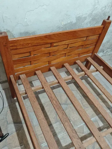 Vendo Cama Solteiram em Madeira Maciça