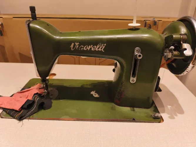 Máquina de costura antiga Vigorelli