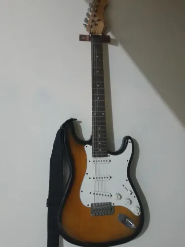 Guitarra stratocaster michael