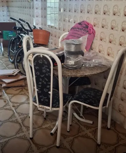 Mesa com 4 cadeiras 400