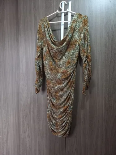 Vestido com estampa de onça, e com decote profundo nas costas