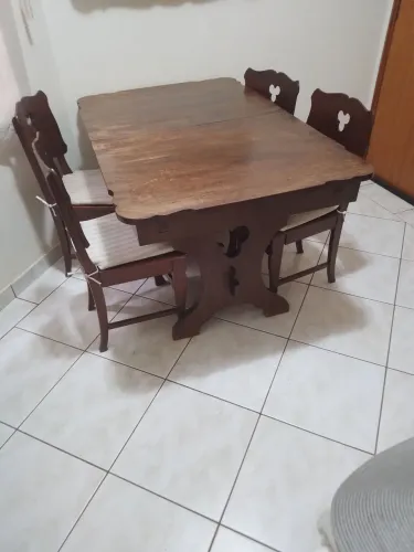 Mesa em madeira maciça