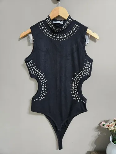 Body Feminino Preto com Pedraria e Recorte Vazado - Tam G