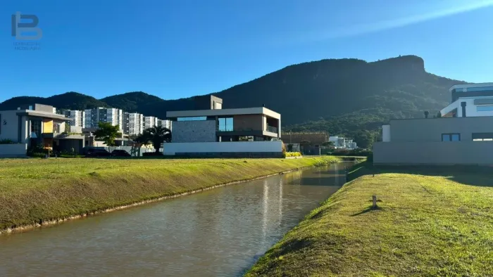 Terreno fundo lago no Condomínio Reserva da Pedra