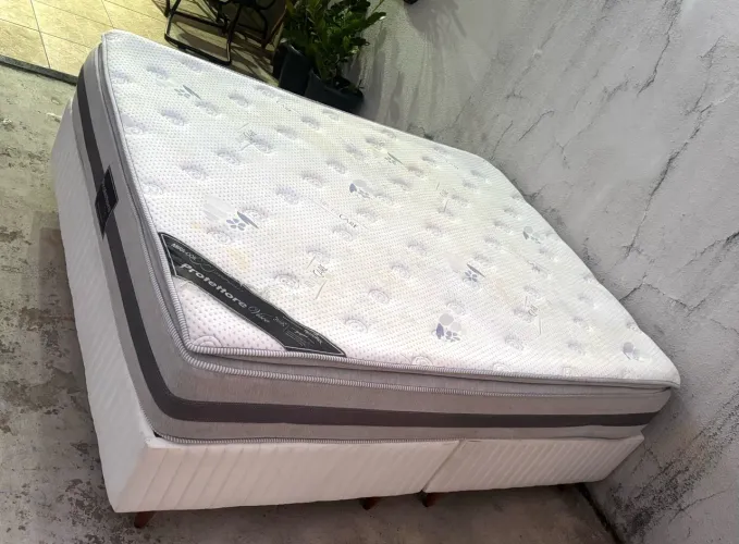 Cama Queen seminova