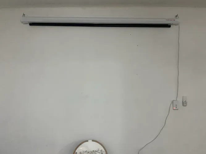 Tela para projetor automática