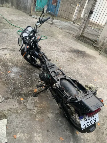 Moto de leilão 99 125 moto boa pra trabalhar tem o papel mostrando q e de leilão