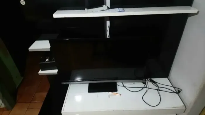 Rack estante painel para TV com detalhes na pitura venda ou troca