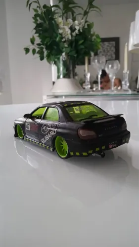 Subaru Maisto escala 1:24