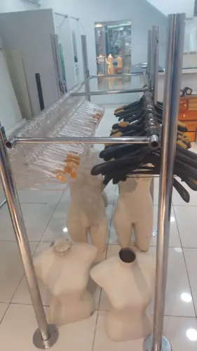 Cabides para loja