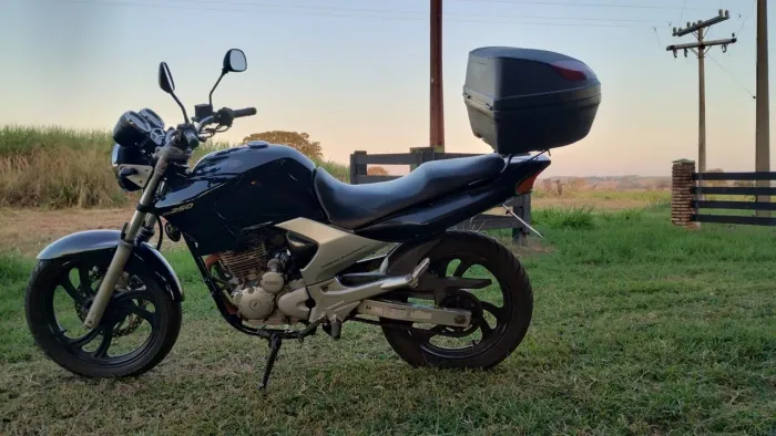 Vende-se Fazer 250