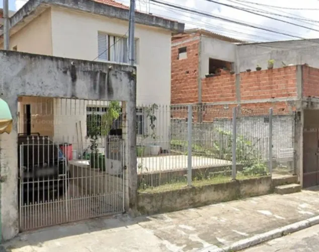 Portão de ferro .(estava em.uma frente de 10 metros)